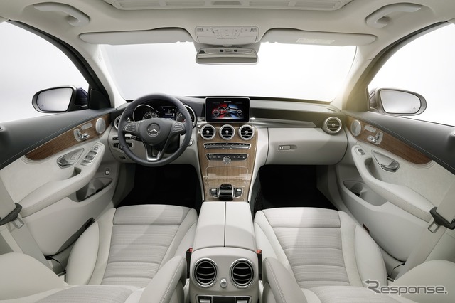 新型メルセデスベンツ CクラスのC300ブルーテックハイブリッド