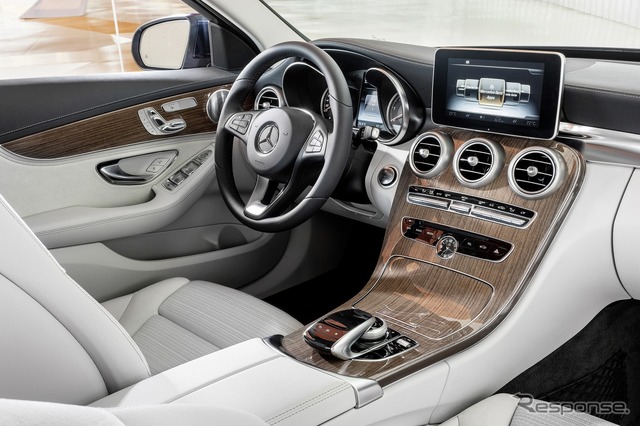 新型メルセデスベンツ CクラスのC300ブルーテックハイブリッド