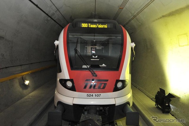 スイスで建設が進む世界最長の鉄道トンネル、ゴッタルドベーストンネルで12月16日から始まった公式試運転の様子。車両はスイス国鉄の近郊用車両524形