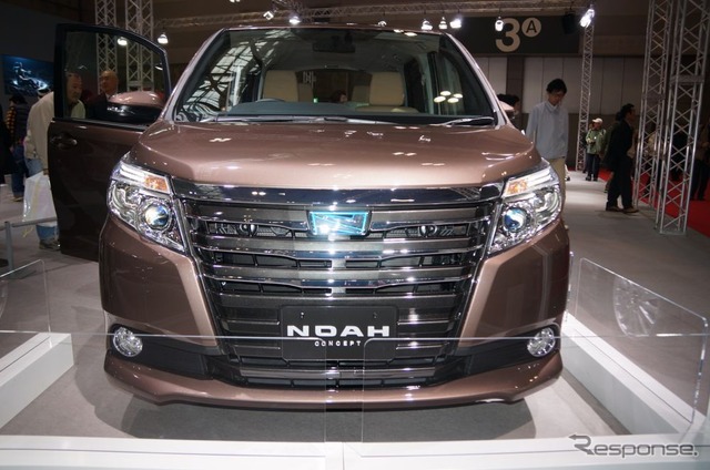 トヨタは、5ナンバーサイズミニバン『ノア』『ヴォクシー』にハイブリッドを投入して2014年年初に発売する
