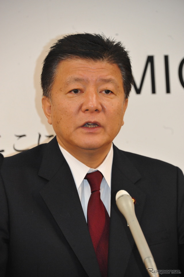 「四輪の方は新車のみ、二輪は新車を問わず」と答える新藤義孝総務相(17日・総務省)