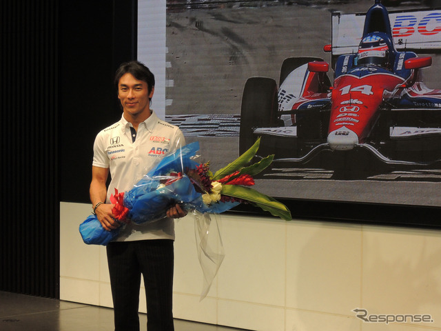 初優勝凱旋記者会見での佐藤琢磨。写真：Honda