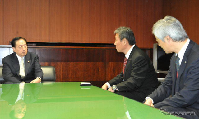 太田国交相(左)を表敬した全国オートバイ協同組合連合会の吉田会長(中)と福井専務理事(右)