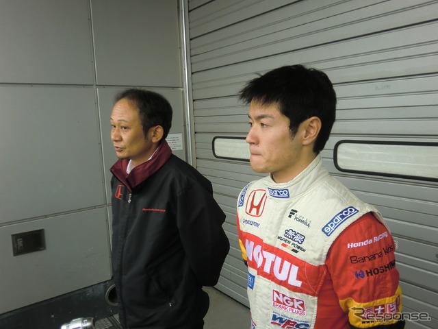ホンダの佐伯エンジニアと山本尚貴。
