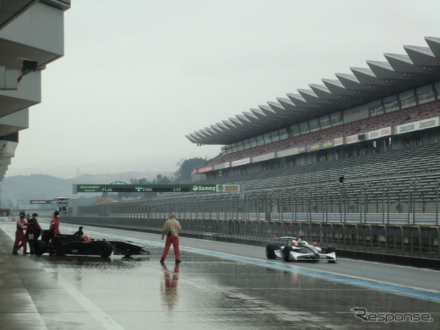 今回のテストでは、今季型SF13(右)を使ってのルーキーテストも並行実施された。