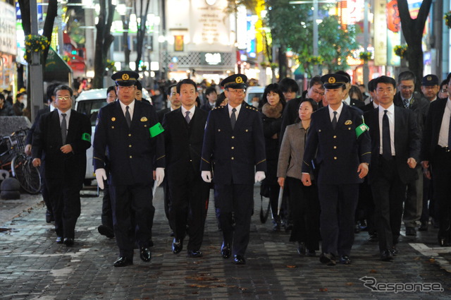 一斉警戒で巡視する警視庁・西村康彦警視総監（20日・新宿区歌舞伎町）