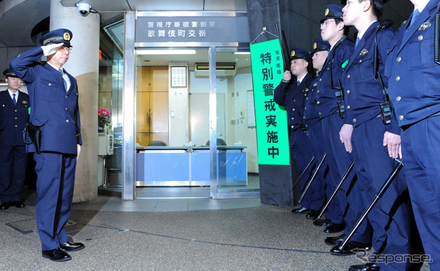 一斉警戒で巡視する警視庁・西村康彦警視総監（20日・新宿区歌舞伎町）