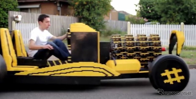 LEGOブロックで作られた実物大サイズの自動車、「Super Awesome Micro Project」号の走行シーン
