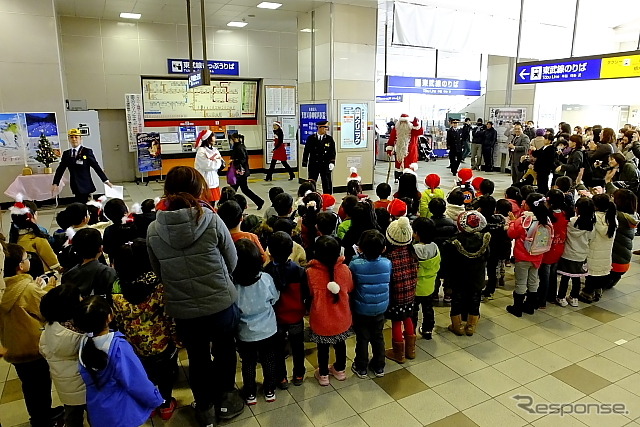 栃木駅でサンタの登場を待つ子どもたち
