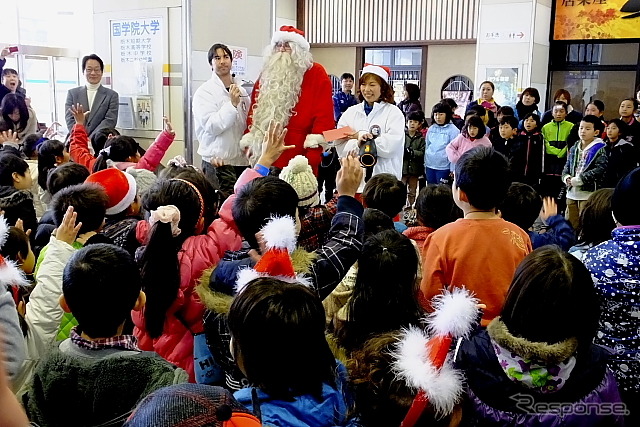 フィンランド語でサンタが子どもたちに挨拶