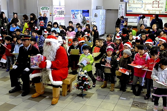 栃木駅長や子どもたちと記念撮影