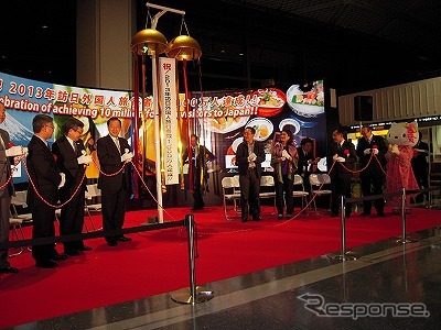 くす玉で1000万人達成を祝福