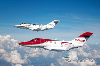 ホンダジェット認定試験用初号機(シルバーの機体)と3号機(赤い機体)の飛行の様子