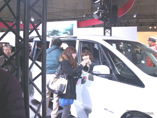展示車を確かめる人、人