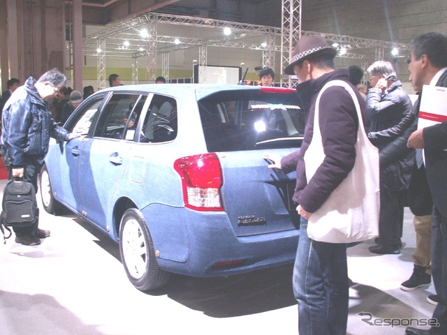 展示車を確かめる人、人 ジーンズカローラは触りたい