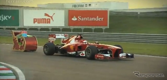 ソリを引いてクリスマスプレゼントの配達準備テストを行うフェラーリF138