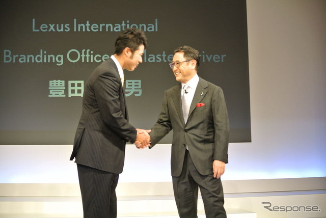 松山英樹選手(左)と握手する豊田章男社長