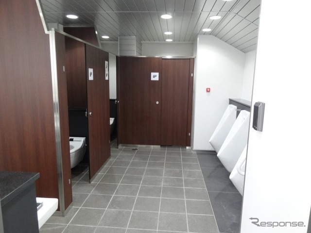 福島駅のトイレは改良済み。2016年度末までに大阪環状線のほぼ全ての駅でトイレのリニューアルを行う。
