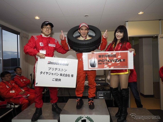 同時開催のスパタイGPでは審査員特別賞として、POTENZA RE11-A 4本が贈られた(Tetsuya OTA出光ENJOY & SAFETY DRIVING LESSON with FORD)
