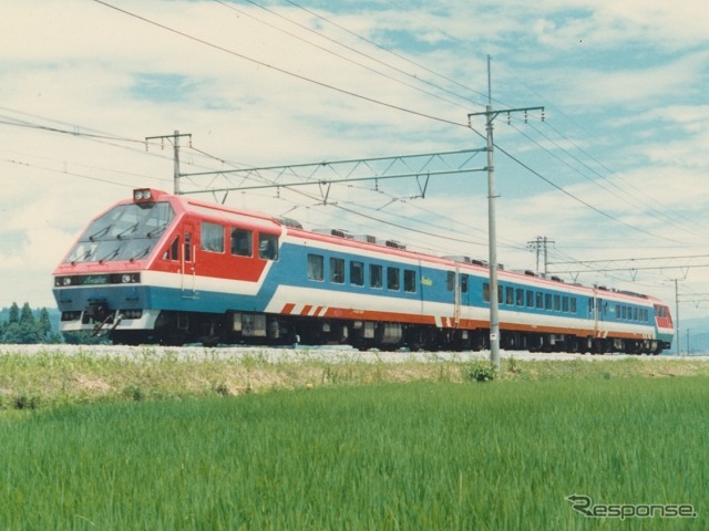 新潟地区で運用されていた「サロンエクスプレスアルカディア」。1両が火災事故により廃車となったが、残る2両に別の1両を加えて再改造し、現在の「Kenji」になった。