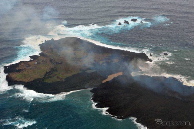 海上保安庁が2013年12月26日に撮影した西之島(左)と新しい島(右)。新しい島の急速な拡大で両島がつながった。