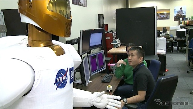 こちらは2013年3月に撮影された、NASAジョンソン宇宙センターでの様子。NASAが開発したロボット「Robonaut（ロボノート）2」の訓練を受けているところ。