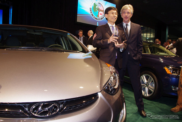ヒュンダイモーターアメリカのジョン・クラフチック社長兼CEO(右)。2012北米COTYのヒュンダイ・エラントラ受賞式(デトロイトモーターショー12)