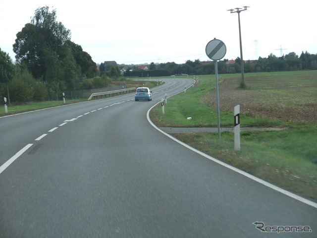 ドイツの地方道。片側1車線でも斜め線の標識が出たら最高速度は100km/hだ。