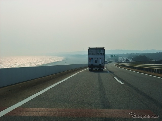 日本の高規格幹線道路のひとつ、静岡の浜名バイパス。無料道路としては珍しく80km/h制限。
