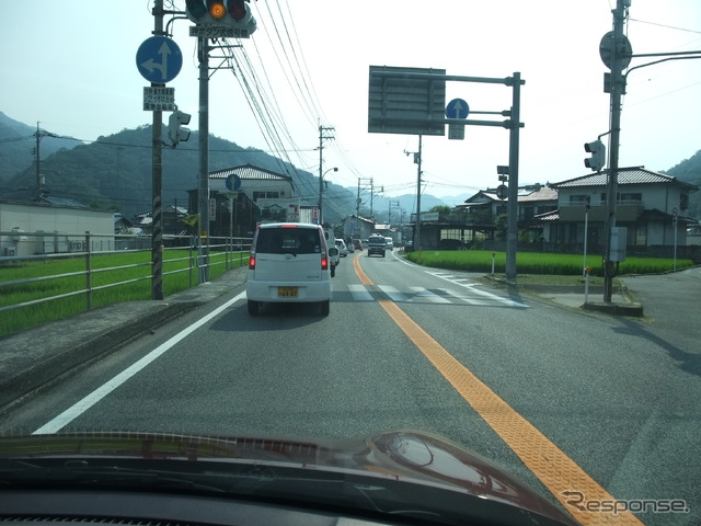 どこの田舎道か!?と思うこの道路が、れっきとした1ケタ国道。日本の道路インフラが先進国中最低と言われるゆえんだ。