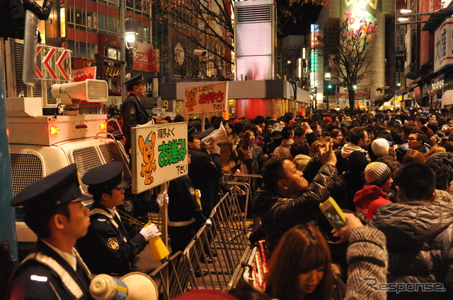 規制線が破られ、群衆が交差点になだれ込んだ（2013年1月1日・渋谷区渋谷駅前交差点）