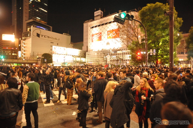 規制線が破られ、群衆が交差点になだれ込んだ（2013年1月1日・渋谷区渋谷駅前交差点）