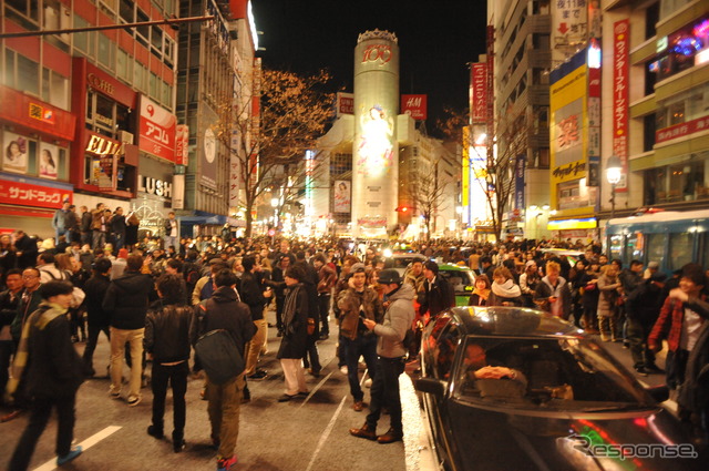 規制線が破られ、群衆が交差点になだれ込んだ（2013年1月1日・渋谷区渋谷駅前交差点）