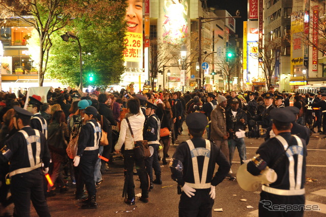 規制線が破られ、群衆が交差点になだれ込んだ（2013年1月1日・渋谷区渋谷駅前交差点）