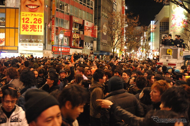 規制線が破られ、群衆が交差点になだれ込んだ（2013年1月1日・渋谷区渋谷駅前交差点）