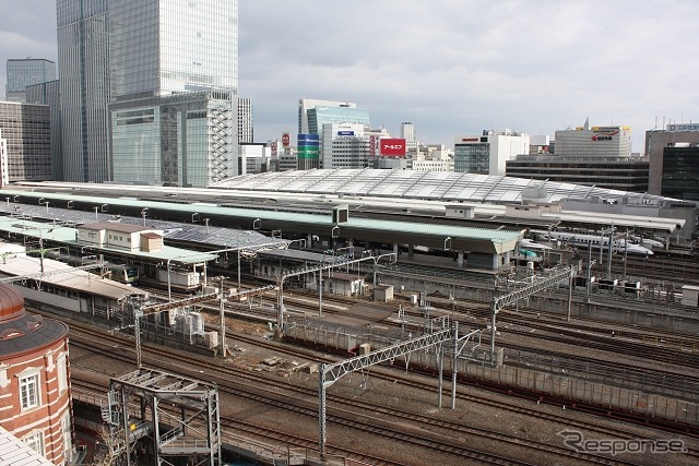 KITTE(旧・東京中央郵便局)の屋上庭園から東京駅を眺める。従来の西之島は同駅構内をほぼすっぽり覆うほどの広さがある。