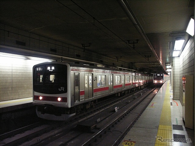 従来の西之島と東京駅を重ねると、駅の構内がほぼすっぽり西之島に収まるが、京葉線地下ホームは「島外」に出てしまう。京葉線地下ホームは遠い。