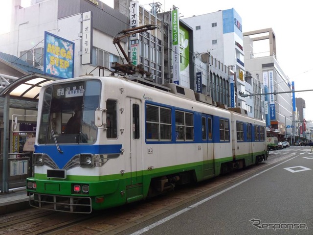 福井駅前停留場に停車中の福井鉄道880形。「合格祈願1日フリーきっぷ」は1月10日～3月31日の期間中、1日だけ自由に乗り降りできる。