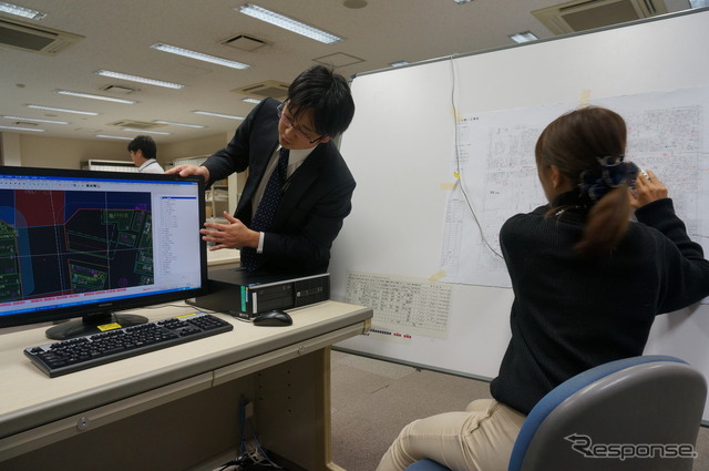 原稿1枚1枚に記入された更新情報を、ハンドデジタイザと呼ばれる装置で入力していく