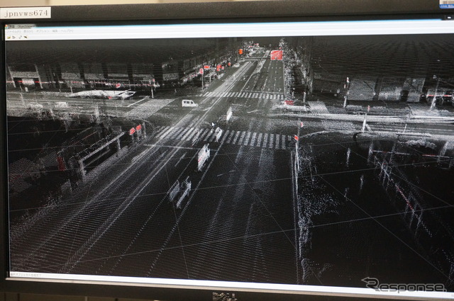 レーザーで取得した点群情報 点群情報と全方位カメラで撮影した実際の画像を組み合わせ、さらに制御情報が付加され「高精度地図データ」が生成される