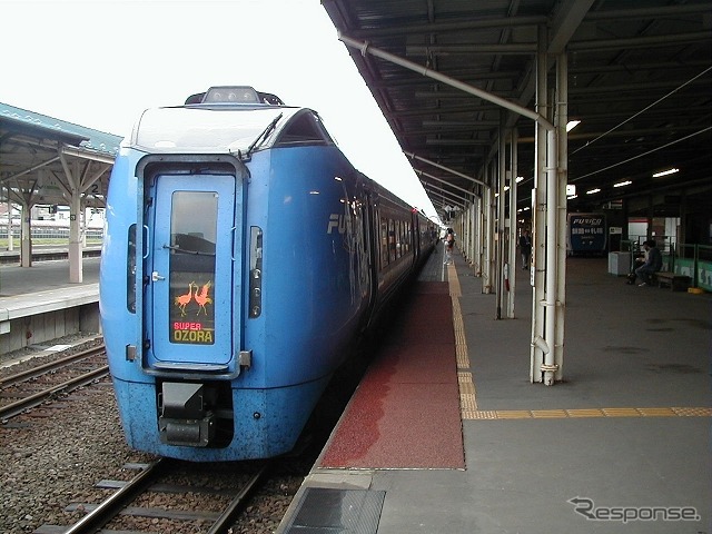 減便などが続くJR北海道は年末年始の利用者数が前年より減少した。写真は特急「スーパーおおぞら」