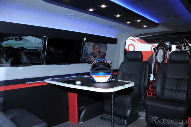トヨタ GAZOO Racing に展示されたコマンドハイエース