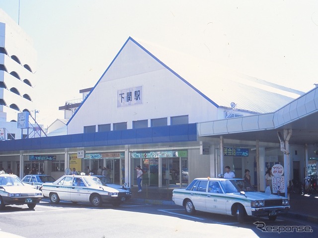 駅移転時に建設された三角屋根の駅舎(1990年撮影)。2006年1月の放火事件で焼失した。
