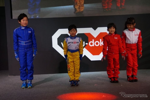 【東京オートサロン14】会場に美人レーサー大集合!?