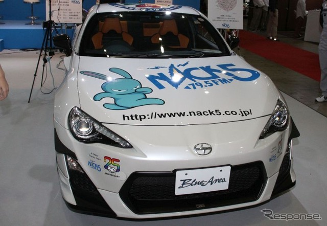 ブルーエリアのパーツでドレスアップされたレポーターカー