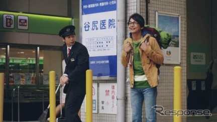達也役の神田伸一郎さん（右）と駅員役の浜谷健司さん（左）。