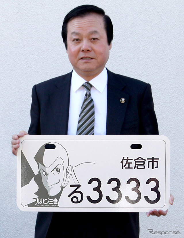 サンプルを持つ佐倉市の蕨和雄市長