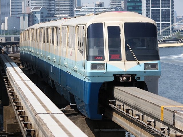 1000形のうち1019号編成は1964年のモノレール開業時に導入された車両の塗装に変更されている。