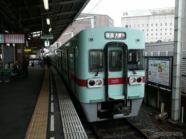 西鉄天神大牟田線の列車。「福岡モーターショーきっぷ」を利用すると300円安くなる。