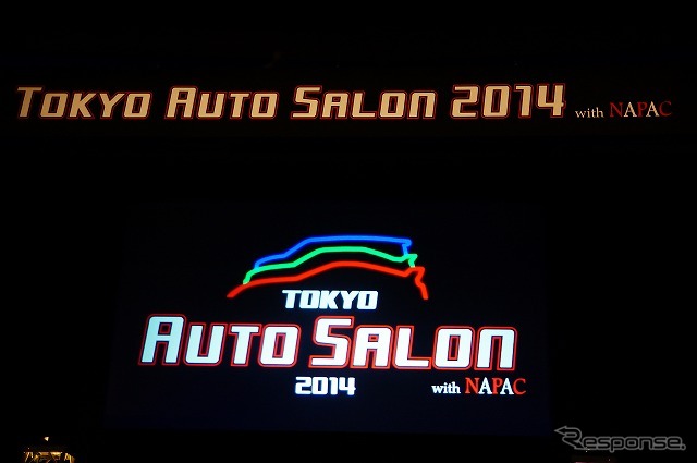 今年のオートサロンはイベントホールにのみステージを設定。痛車系やアキバ系イベントでもおなじみのアイドルグループ「ALLOVER」は広いステージを駆け巡った。